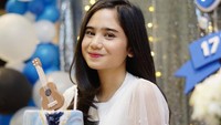 Begini senyum manis Tissa saat mendapat kejutan pesta ulang tahun ke-17 dari para fansnya. Foto: Instagram tissabiani