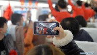 Para penumpang antusias menjajal kereta cepat baru ini. Foto: Dok. Xinhua/Feng Kaihua