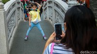 Karena mengusung konsep serba China, kawasan ini juga bisa jadi spot foto instagramable. 