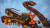Liong raksasa menambah suasana seperti berada di China. 