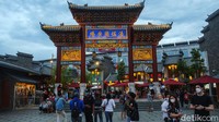 Pengunjung yang datang akan disambut dengan gapura berwarna merah khas China.