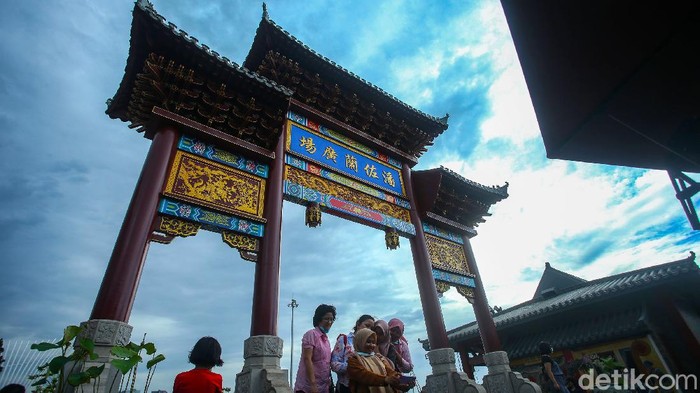 Sejumlah warga beraktivitas di Chinatown Pantjoran, Jakarta, Kamis (24/12/2020). Tempat makan di lahan reklamasi itu menggunakan konsep chinatown.