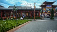 Walaupun baru dibuka, tapi para pengunjung nampak antusias untuk datang dan kulineran di sana.