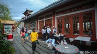 Di kawasan kuliner ini pengunjung akan langsung merasakan suasana pecinan yang sangat kental. 
