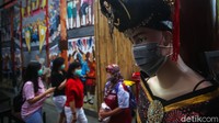 Banyak hiasan lampion, mural, dan pernak-pernik yang menggambarkan budaya China.