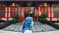 Di dalam Pantjoran PIK terdapat kurang lebih 80 tenant yang menjual beragam makanan. 