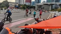 Sebuah Tenda dibentangkan untuk berlindung dari gerimis pagi.