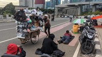 Beberapa menggelar matras untuk memperoleh low angle.