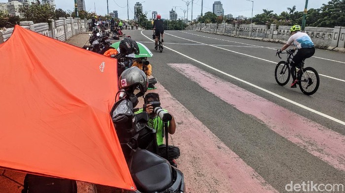 Demi Momen Terbaik, Fotografer Sampai Gelar Tenda di Jembatan Kuningan Para fotografer membidik para pesepeda dan warga yang melintas di Jembatan Kuningan, Jakarta, Sabtu (26/12/2020). Para fotografer tersebut standby sejak subuh demi mendapat moment terbaik.