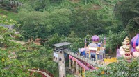 The Great Asia Africa termasuk destinasi favorit wisatawan di Lembang. Ada banyak keunikan di objek wisata ini. Yang terbaru, traveler bisa memberi makan dinosaurus di sini. (Whisnu Pradana/detikTravel)