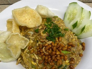 5 Sekte Makan Bubur Ayam Nyeleneh, Digoreng hingga Dibakar