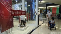 Sejumlah gerai menawarkan beragam potongan harga.