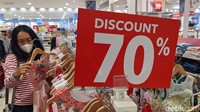 Produk-produk yang didiskon pun langsung diserbu pengunjung.
