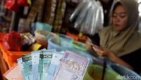 Traveler yang penasaran ingin melihat langsung aktivitas jual beli di perbatasan yang unik ini, silahkan saja coba mampir ke pasar tradisional Badau (Pasar Inpres Badau) yang letaknya tak terlalu jauh dari Pos Lintas Batas Negara (PLBN) Badau. Sebelum pandemi, pasar ini juga terlihat banyak menyediakan beragam produk kebutuhan baik dari dalam negeri ataupun produk dari Malaysia.