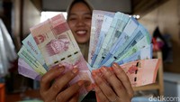 Ada beberapa pedagang di pasar yang memang sudah siap dengan uang rupiah serta ringgit di dompetnya. Mulai dari pecahan 1 RM, 5 RM, 10 RM hingga 50 RM.