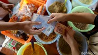 Berbelanja di Pasar Badau, yang memang berbatasan langsung dengan negara tetangga, Serawak, Malaysia, membuat warga negara Indonesia ataupun Malaysia bisa bertransaksi dengan menggunakan dua mata uang negara mereka masing-masing, yakni pakai rupiah ataupun ringgit.