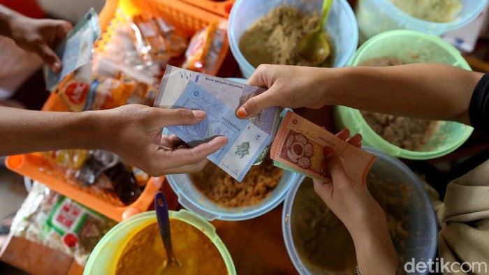Foto: Belanja di Batas Negeri, Bisa Bayar Pakai Rupiah-Ringgit Transaksi ekonomi di batas Indonesia-Malaysia selalu menarik untuk disimak. 2 nilai Mata uang, Ringgit Malaysia dan Rupiah Indonesia pun berlaku disini. Penasaran? Lihat aja foto-fotonya disini.
