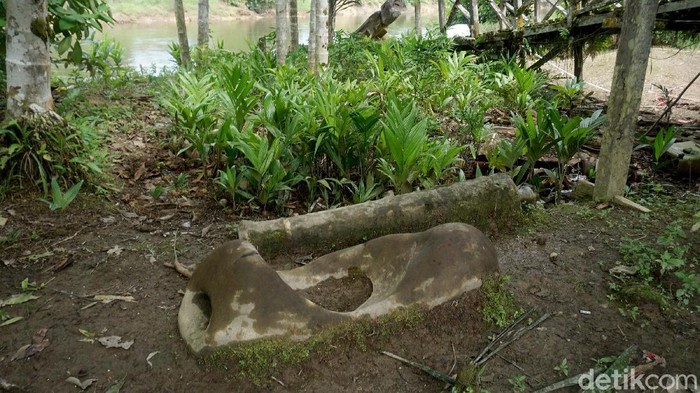 Suku Dayak Taman di Rumah Betang Semangkok, memiliki kisah mistis mengenai Batu Tiang Putulabok. Seperti apa sih bentuknya? Kita lihat saja, yuks.