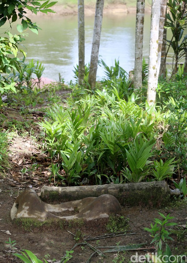Batu yang berbentuk seperti Meriam ini diakui berasal dari Uluk Mendalam, asli beserta tiang yang menyangga di rumah Betang Semangkok ini. Batu yang berbentuk seperti Meriam ini diakui berasal dari Uluk Mendalam, asli beserta tiang yang menyangga di rumah Betang Semangkok ini.