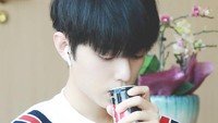 Punya image yang kalem sekaligus keren, banyak foto-foto saat Xiao tengah bersantai sambil menikmati minumannya tersebar di internet. Foto: Instagram @xiaozhan.daytoy._