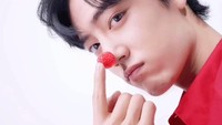 Pakai buah cherry, sesi pemotretan Xiao kali ini semakin imut dan membuat penggemarnya jadi gemas sendiri.  Foto: Instagram @xiaozhan.daytoy._