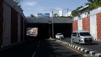 Dalam pantauan detik.com, Legian seakan kehilangan roh-nya dan sepi. Situasi yang sangat berbeda saat malam datang, legian benar-benar sepi tanpa pengunjung sama sekali. Bahkan bukan hanya mobil, motor pun sangat jarang terlihat melintas. Foto: Muhammad Ridho