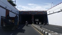 Tak hanya taksi, kalau biasanya detikers akan disuguhkan dengan pemandangan motor membawa papan seluncur, pemandangan seperti itu kini sangat jarang terlihat di Bali. Karena memang sangat sedikit turis lokal dan mancanegara yang berkunjung ke Bali.  Foto: Muhammad Ridho