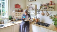 Nah, ini adalah dapur yang ada di rumah Jane Shalimar. Tertata rapi dan terlihat estetik karena didominasi dengan warna cream. Foto: Instagram @janeshalimar_1
