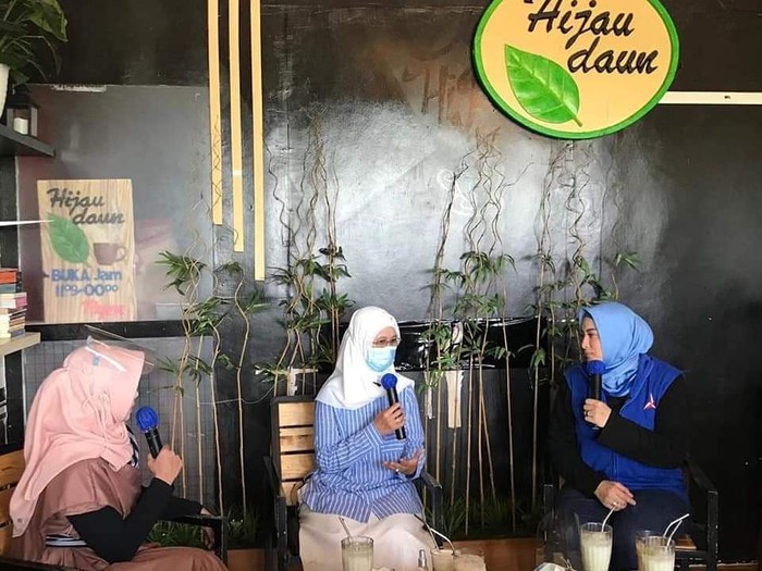 Pandai Masak, Ini Gaya Jane Shalimar saat Buat Kue Cokelat
