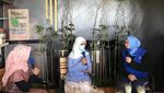 Pandai Masak, Ini Gaya Jane Shalimar saat Buat Kue Cokelat
