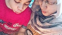 Seperti yang terlihat pada foto ini. Jane Shalimar memberikan kejutan kue ulang tahun untuk anaknya. Meski kuenya sederhana, tapi momennya terasa hangat dan pemberiannya juga sangat berarti. Foto: Instagram @janeshalimar_1