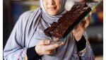 Pandai Masak, Ini Gaya Jane Shalimar saat Buat Kue Cokelat