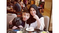 Momen kedekatan antara Jane Shalimar dan anaknya juga terlihat pada momen makan bersama. Keduanya tampak asyik menikmati makanan di sebuah restoran mewah. Foto: Instagram @janeshalimar_1