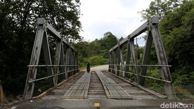 Jembatan Penghubung dari Kayu Belian atau kayu Ulin di sepanjang jalan nasional ruas Kalimantan Barat