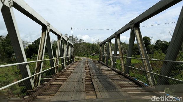 Jembatan Penghubung dari Kayu Belian atau kayu Ulin di sepanjang jalan nasional ruas Kalimantan Barat