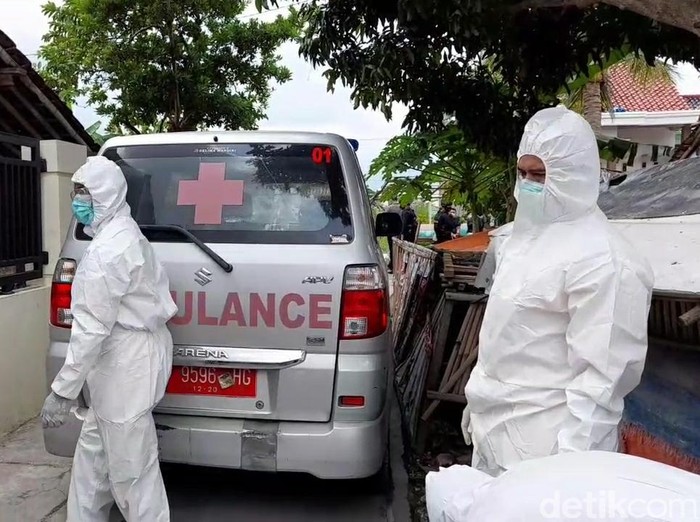 Jenazah pasien Corona yang diambil paksa di Brebes akhirnya dimakamkan dengan prokes, Sabtu (26/12/2020).