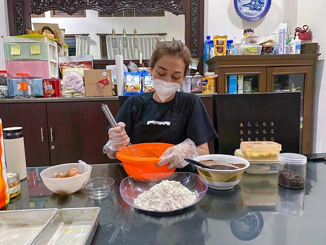 Setelah terkena PHK, Jojo, demikian Josephone Wulandari biasa disapa mengaku sempat hilang arah dan stres. Apalagi melamar pekerjaan lain di berbagai perusahaan yang sudah dilakukannya belum membuahkan hasil. Dia sampai harus berkonsultasi dengan psikiater untuk mengatasi kegundahannya. During first pandemic, yang aku lakuin dua bulan pertama cuma bengong, nangis, nggak tahu mau ngapain, curhatnya kepada Wolipop. Foto: Dok. pribadi Jojo