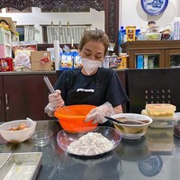 Setelah terkena PHK, Jojo, demikian Josephone Wulandari biasa disapa mengaku sempat hilang arah dan stres. Apalagi melamar pekerjaan lain di berbagai perusahaan yang sudah dilakukannya belum membuahkan hasil. Dia sampai harus berkonsultasi dengan psikiater untuk mengatasi kegundahannya. During first pandemic, yang aku lakuin dua bulan pertama cuma bengong, nangis, nggak tahu mau ngapain, curhatnya kepada Wolipop. Foto: Dok. pribadi Jojo