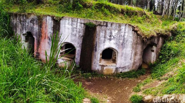 Konon benteng tersebut menyimpan cerita mistis noni Belanda