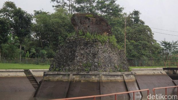 Konon dalam batu eon terdapat pusaka peninggalan
