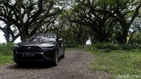 Sehingga terasa pas untuk mengajak seluruh anggota keluarga melewati jalan perkotaan, tol, dan pedesaan, termasuk dengan adanya ground clearance setinggi 165 mm, membuatnya bisa melewati medan non-aspal dengan mudah.