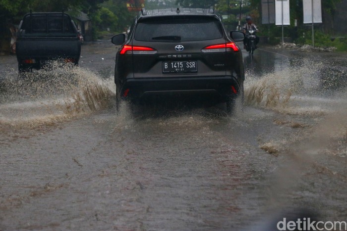 Sistem suspensi yang empuk dan nyaman membuat Road Trip Jakarta-Bali bareng Toyota Corolla Cross Hybrid memberikan sensasi berkendara melebihi ekspektasi.