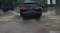 detikcom bersama Toyota Corolla Cross Hybrid menggelar Road Trip Jakarta-Bali untuk menyambut libur Nataru. Nah, seperti apa keandalannya di medan sulit?