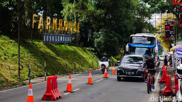 Libur Natal, Kawasan Wisata Lembang Ramai Lancar Arus lalulintas di kawasan wisata Lembang, pada akhir pekan setelah perayaan Natal, Sabtu (26/12/2020) siang, terpantau ramai lancar.