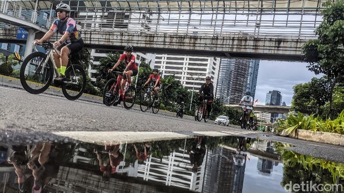 Libur Nataru, Jalan Protokol Terpantau Lengang Para pesepeda menikmati suasana lengang di jalanan protokol Jakarta, Sabtu (26/12/2020). Jalanan terpantau lengang di Masa libur natal dan tahun baru.
