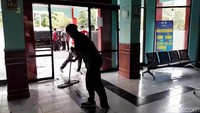 Saat ini pecahan kaca yang berserakan di lantai sudah dibersihkan oleh petugas.