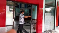 Pintu kaca itu pecah karena didorong oleh sekelompok orang yang akan mengambil paksa jenazah positif COVID-19.