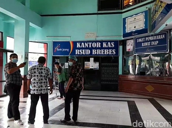 Sekelompok orang menggeruduk RSUD Brebes, Jawa Tengah, hari ini. Mereka berusaha mengambil paksa jenazah seorang pasien virus Corona atau COVID-19. Namun keluarga pasien tidak terima atas keterangan rumah sakit. Kemudian mereka memaksa masuk rumah sakit untuk mengambil paksa jenazah. Aksi warga ini sempat dihadang oleh sejumlah petugas keamanan rumah sakit. Massa terus mendorong pintu utama hingga kaca pintu pecah.
