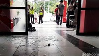 Pintu utama RSUD Brebes pecah.