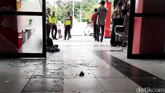Massa Geruduk RSUD Brebes Ambil Paksa Jenazah Corona Sekelompok orang menggeruduk RSUD Brebes, Jawa Tengah, hari ini. Mereka berusaha mengambil paksa jenazah seorang pasien virus Corona atau COVID-19. Namun keluarga pasien tidak terima atas keterangan rumah sakit. Kemudian mereka memaksa masuk rumah sakit untuk mengambil paksa jenazah. Aksi warga ini sempat dihadang oleh sejumlah petugas keamanan rumah sakit. Massa terus mendorong pintu utama hingga kaca pintu pecah.